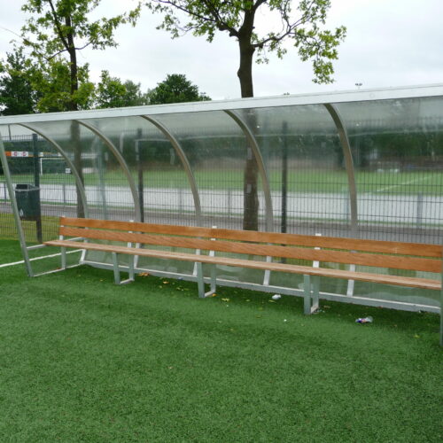 Dugout voetbal model 150 62 Onze aluminium dugout uit de DO150-serie met FSC hardhouten zittingen. Lengte dugout 5 meter